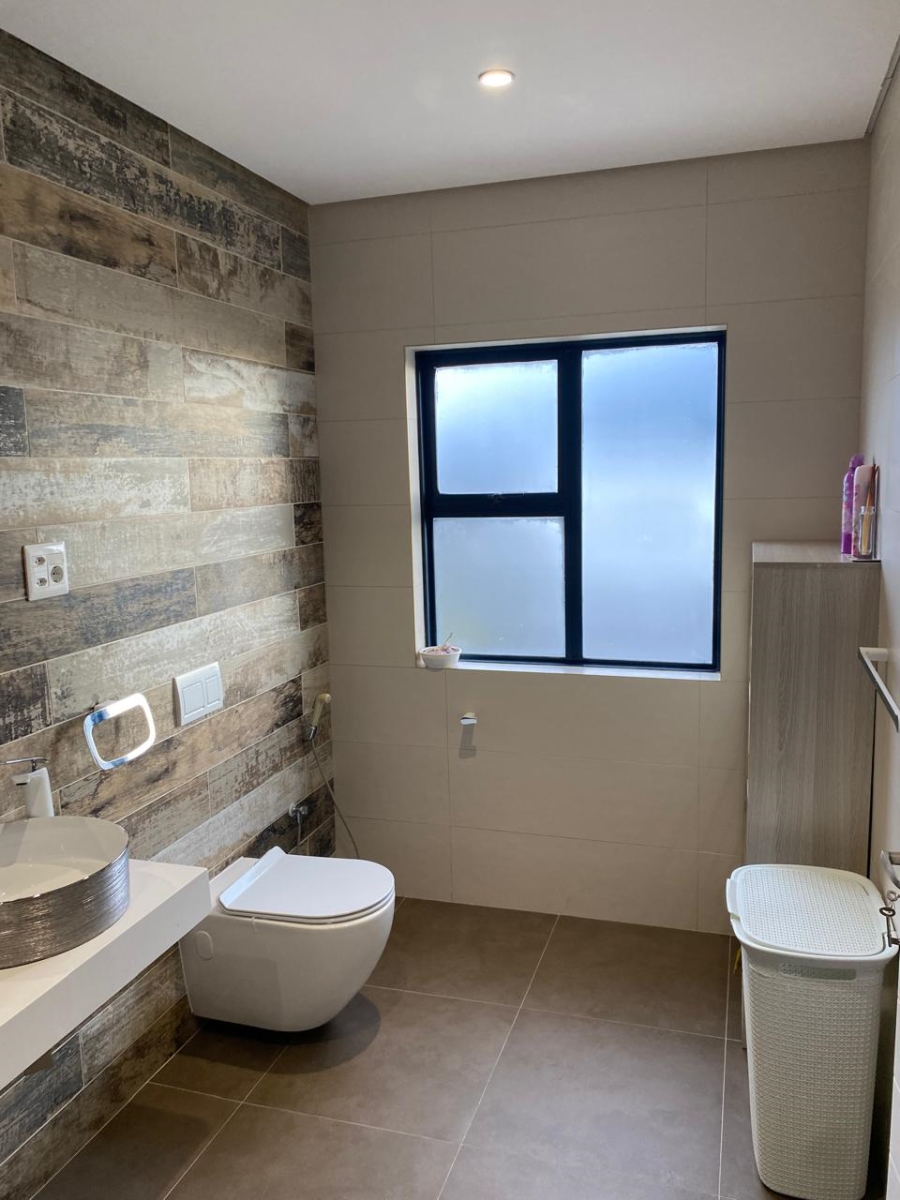 4 Bedroom Property for Sale in Rondebosch East Western Cape